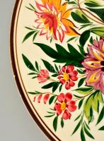 Apátfalvi kerámia fali tál, kézzel festett, jelzett, kis lepattanással, d: 32 cm