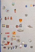 Vegyes ~150db-os kitűző tétel, jelvény berakólapokon