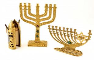 Vegyes judaika tétel: 2 db réz menóra (az egyik hanukai), 1 db Tóratekercs-tartó (tekerccsel)