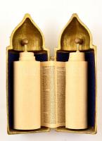 Vegyes judaika tétel: 2 db réz menóra (az egyik hanukai), 1 db Tóratekercs-tartó (tekerccsel)