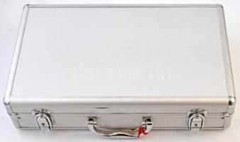 Éremtartó koffer, benne 5db tálca összesen 205 érme tárolására, használt újszerű állapotban