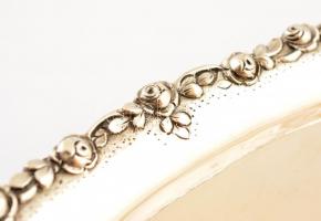 Ezüst kínáló/ névjegytartó tálca, jelzett, rózsa díszítéssel. 19 cm, 150g