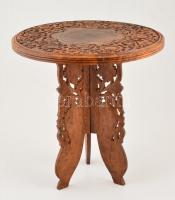Szétszedhető faragott fa asztal három összehatható lábbal 40 cm, d: 38 cm