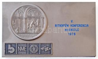 1976. V. Ritkafém Konferencia Miskolc fém plakett, ráerősítve a Selmeci Bányatisztképző Iskola díjérmének utánverete (71x121mm) T:1-