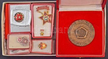 Kis doboznyi vegyes magyar szocialista tétel, közte ~1960-1970. "A Vállalat Kiváló Brigádja" Br emlékplakett dísztokban (70mm) T:1-,2