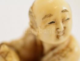 XX. század. eleje necuke, faragott elefántcsont figura, jelzés nélkül, m: 3,5 cm