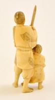 XX.sz.e apa a fiával, festett, elefántcsont, necuke / netsuke jelzett, m: 9,5 cm