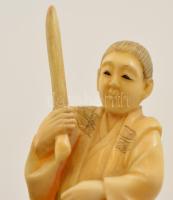 XX.sz.e apa a fiával, festett, elefántcsont, necuke / netsuke jelzett, m: 9,5 cm