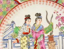 Jelzett kínai Famille rose tányér, kézzel festett, apró kopás nyomokkal, d: 25 cm