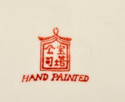 Jelzett kínai Famille rose tányér, kézzel festett, apró kopás nyomokkal, d: 25 cm