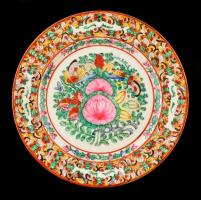 Jelzett kínai Famille rose tányér, kézzel festett, apró kopás nyomokkal, d: 26 cm
