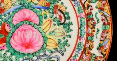 Jelzett kínai Famille rose tányér, kézzel festett, apró kopás nyomokkal, d: 26 cm