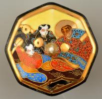 Jelzett Satsuma bonbonier, kézzel festett, alján hajszál repedéssel,  d:11,5 cm
