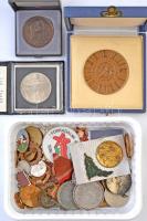 Kis doboznyi vegyes numizmatikai tétel, közte jelvények, kitüntetések, emlékérmek és kitűzők T:vegyes