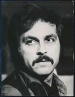 Huszti Péter (1944- ) színész aláírása egy őt ábrázoló fotón, 12x9 cm