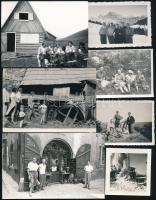 17 db turizmussal kapcsolatos fotó, 6×6 és 9×14 cm közötti méretekben