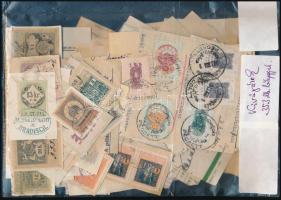 353 db okmánybélyeg kivágásokon, ömlesztve