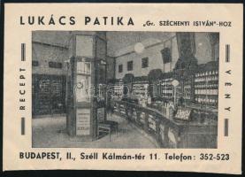 Lukács Patika Gr. Széchenyi Istvánhoz Budapest II. Széll Kálmán tér receptborítékja, rajta a patika beltéri fotójával