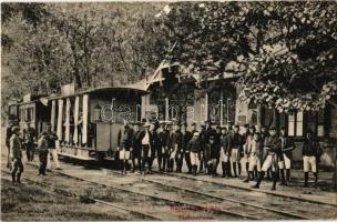 1922 Debrecen, Nagyerdei indóház, vasútállomás, a Debreczeni Helyi Vasút Rt. (DHV) kisvasútja a megállóban, vasutasok, diákfiúk, városi vasút Bikszádi Sztojkai víz reklámmal, Singer varrógépek. Kiadja Harmathy Pál (r)