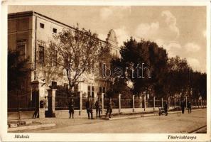 1931 Miskolc, Tüzérlaktanya, katonák (EK)