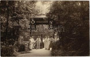 1913 Detta, Ghedu, Deta; Dettai Lawn Tennis Egyesület teniszpályája, teniszezők teniszütőkkel a kapuban / tennis court, tennis players with tennis rackets at the entrance gate. photo