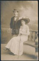 cca 1910 Kalapos hölgy és úr fotója, fotólap, 13×8 cm