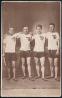 cca 1920 Sportolók címeres mezben, fotólap, sarkain törésnyomokkal, 13×8 cm