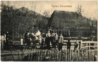 1916 Tarfalu, Holyatyn; falusiak katonákkal / villagers with soldiers + M.G.K. Res. I.R. 223. (EK)