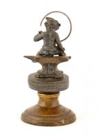 Jelzés nélkül: A kis kovács. Öntöttvas, réz talapzaton, m: 13 cm