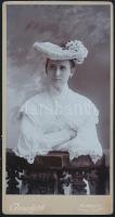 cca 1900 Hölgy kalapban, keményhátú fotó Goszleth budapesti műterméből, 21×11 cm