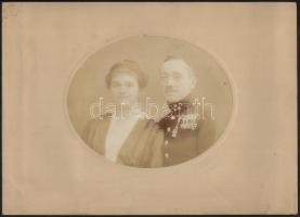 cca 1910-1920 Kitüntetéseket viselő katona feleségével, fotó Uher Ödön budapesti műterméből, kartonra kasírozva, 15×20 cm