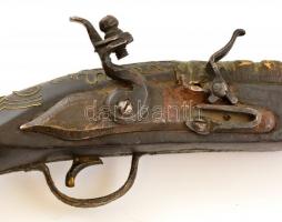 cca 1800 Ütőkakasos, elöltöltős pisztoly, rozsdás, nem működő szerkezettel, a fán filigrán réz berak...
