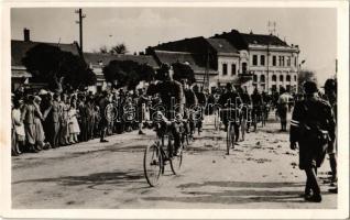 1938 Ipolyság, Sahy; bevonulás, kerékpáros katonák / entry of the Hungarian troops, soldiers on bicycles + 1938 Az első visszatért magyar város Ipolyság So. Stpl.