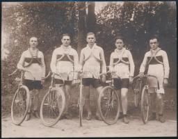 cca 1920 Versenykerékpárosok csoportképe, 12×16 cm