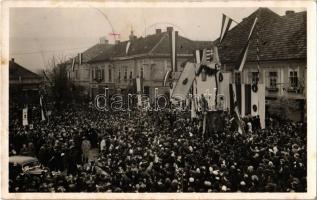 1938 Érsekújvár, Nové Zámky; bevonulás, ünneplő tömeg / entry of the Hungarian troops, cheering crowd + 1938 Érsekújvár visszatért So. Stpl.