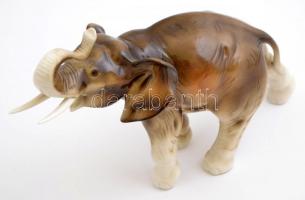 Royal Dux elefánt, kézzel festett, jelzett, apró kopásnyomokkal, m:20,5 cm