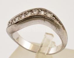 Ezüst(Ag) hullámos gyűrű, kővel, jelzett, méret: 54, bruttó: 4,4 g
