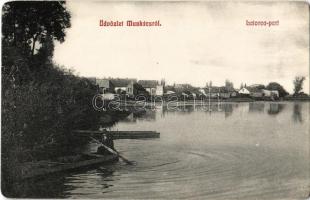 Munkács, Mukacheve, Mukacevo; Latorca part, csónakok. Kiadja Bertsik Emil 944. / Latorica riverbank, rowing boats (r)