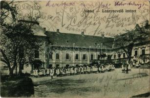 Aszód, leánynevelő intézet diáklányokkal (Degenfeld-Schomburg kastély). Huszerl Sándor és fia kiadása (EK)