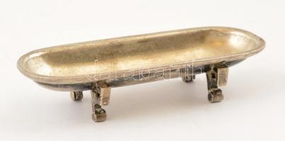 Ezüst (Ag.) kis kanalak ( 6 db) és fogpiszkálótartó, jelzett, összesen nettó:140 g, h:9,6 és 11 cm (...