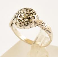 Ezüst(Ag) gyűrű, markazit díszítéssel, jelzés nélkül, méret: 51, bruttó: 2,5 g