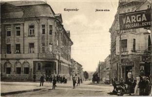 1915 Kaposvár, János utca, takarékpénztár, Varga Polgári és egyéni és Ungár Béls és Ede üzlete, tejcsarnok, piaci árusok. Szabó Lipót kiadása