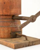 cca 1900 kalaptágító, működik, kis repedéssel, vas-fa, m: 28 cm, 28×16 cm