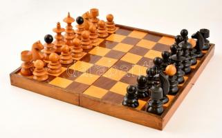 Fa sakk készlet, hiánytalan, egy-két figurán apró lepattanással, 42x42 cm