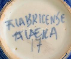 Vegyes mázas kerámiák: kancsók, konyhai és dísztárgyak. Részben jelzettek