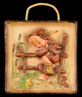 Hummel kisfiú békával, jelzett, kézzel festett, apró lepattanással, 12×12 cm