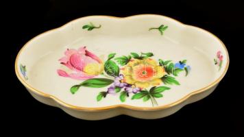 Herendi virágmintás porcelán tálka, kézzel festett, jelzett, kis kopásnyomokkal, 13,5×9 cm