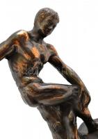 Jelzés nélkül: Diszkoszvető. Öntött bronz figura, apró hibával, márvány talapzaton, m: 19 cm