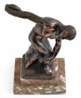 Jelzés nélkül: Diszkoszvető. Öntött bronz figura, apró hibával, márvány talapzaton, m: 19 cm