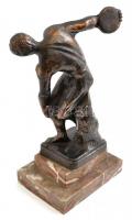 Jelzés nélkül: Diszkoszvető. Öntött bronz figura, apró hibával, márvány talapzaton, m: 19 cm